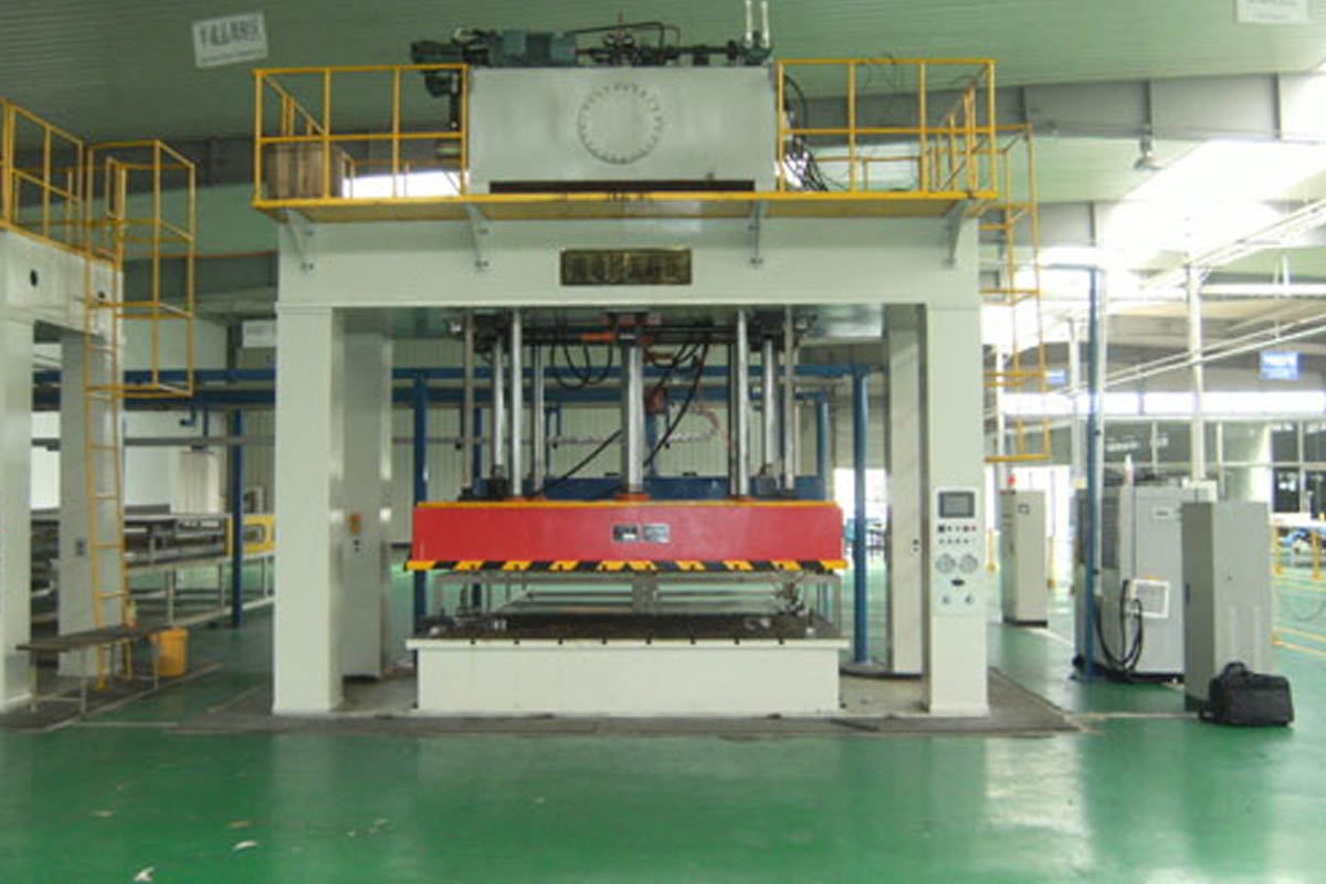 四柱液壓機(jī)的結(jié)構(gòu)組成??與技術(shù)應(yīng)用解析