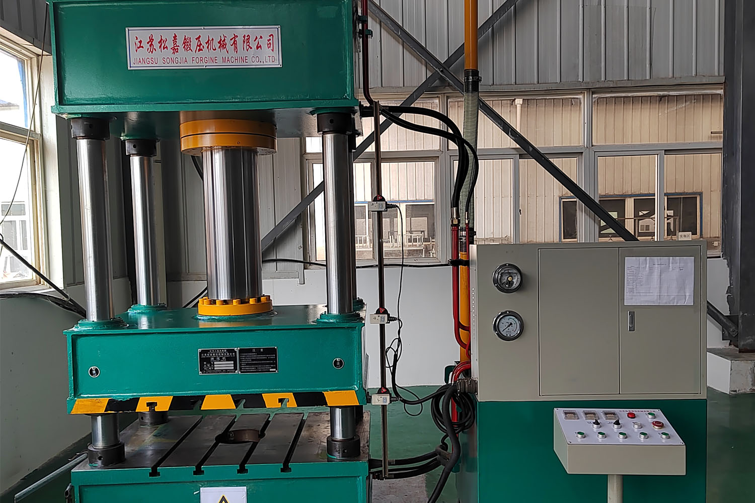 四柱液壓機的優勢特點及使用注意點